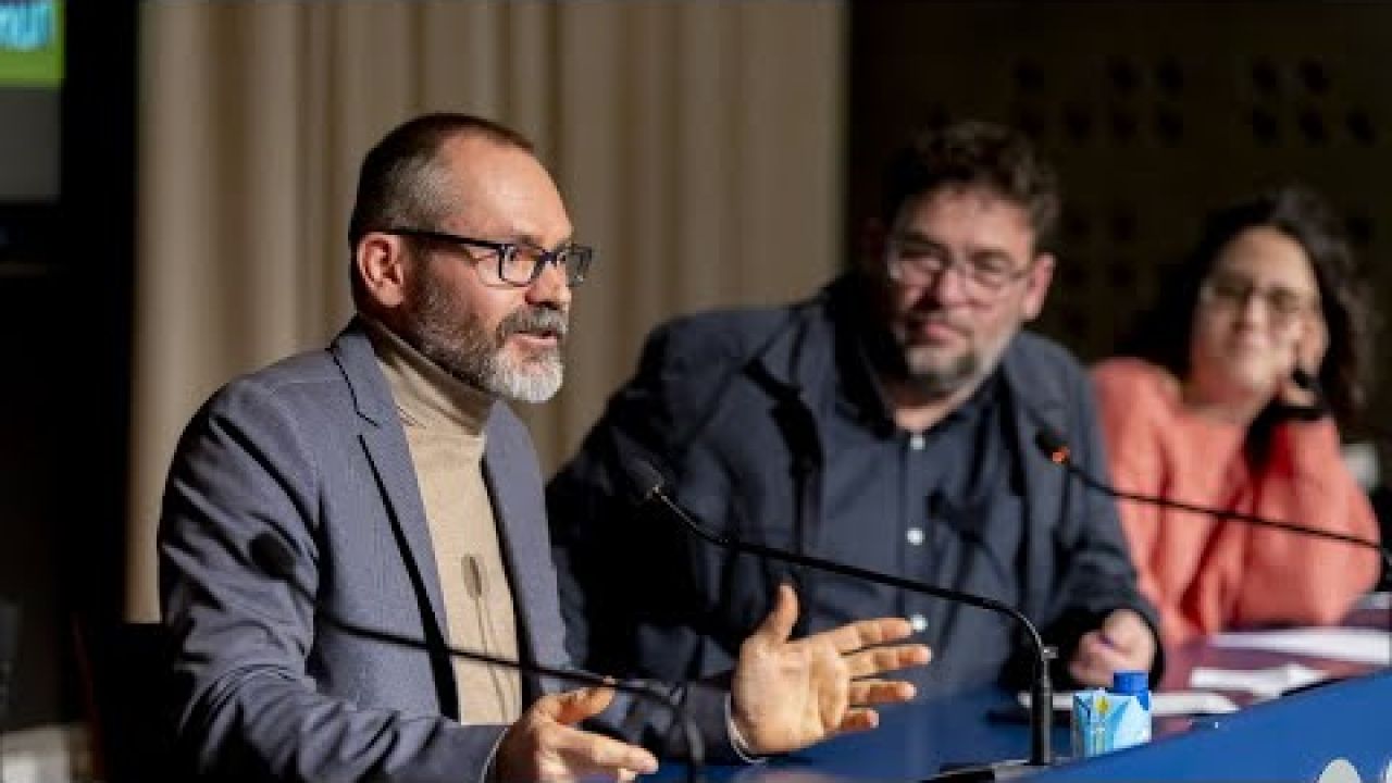 ‘La tertúlia proscrita’: El català perilla a les aules?